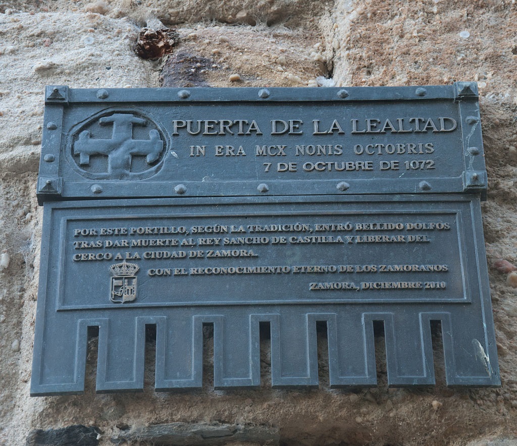 La placa de la Puerta de la Lealtad de Zamora