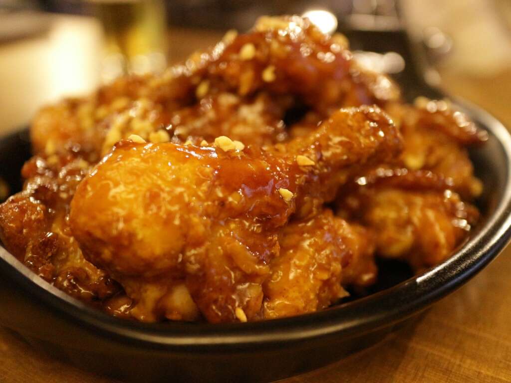Un plato de pollo al ajillo