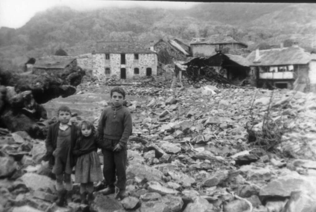 Unos niños tras la tragedia real de la inundación de Ribadelago tras romper la presa