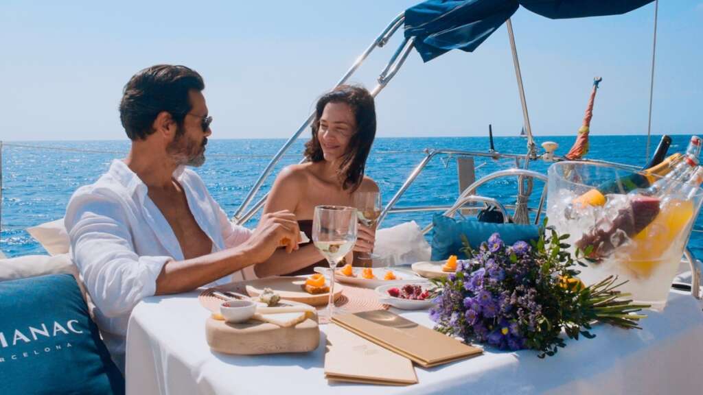 Dos personas comen en uno de los barcos de Almanac Barcelona