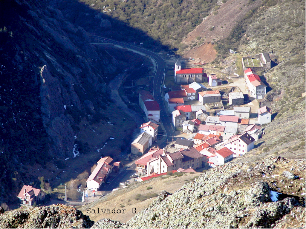 El pueblo de Llánaves de la Reina en León sin nevar