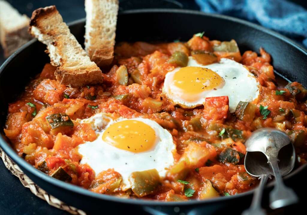 Una cazuela de pisto manchego, uno de los platos vegetarianos más típicos de España