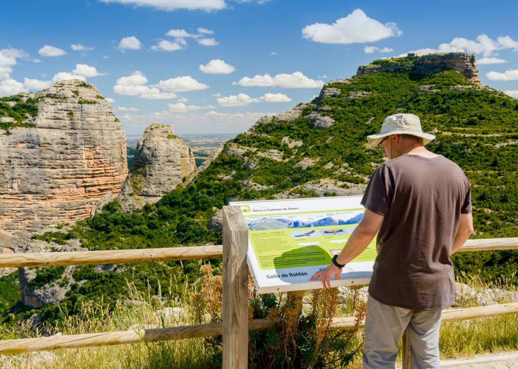 Un turista en el Salto de Roldán en Huesca