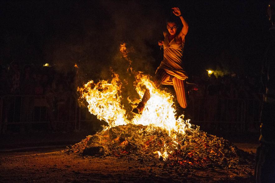 Una persona saltando una hoguera de San Juan