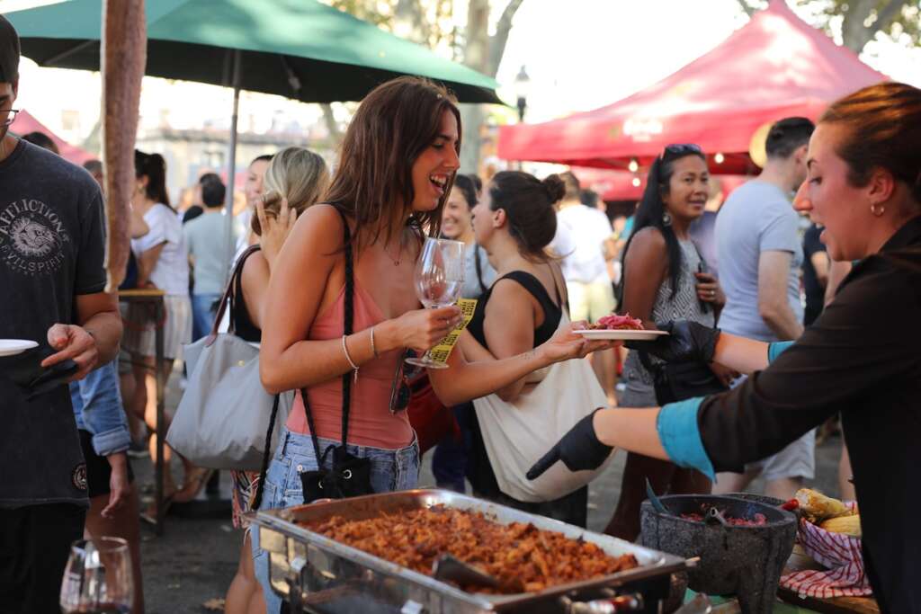 Una chica pide comida en el BSF