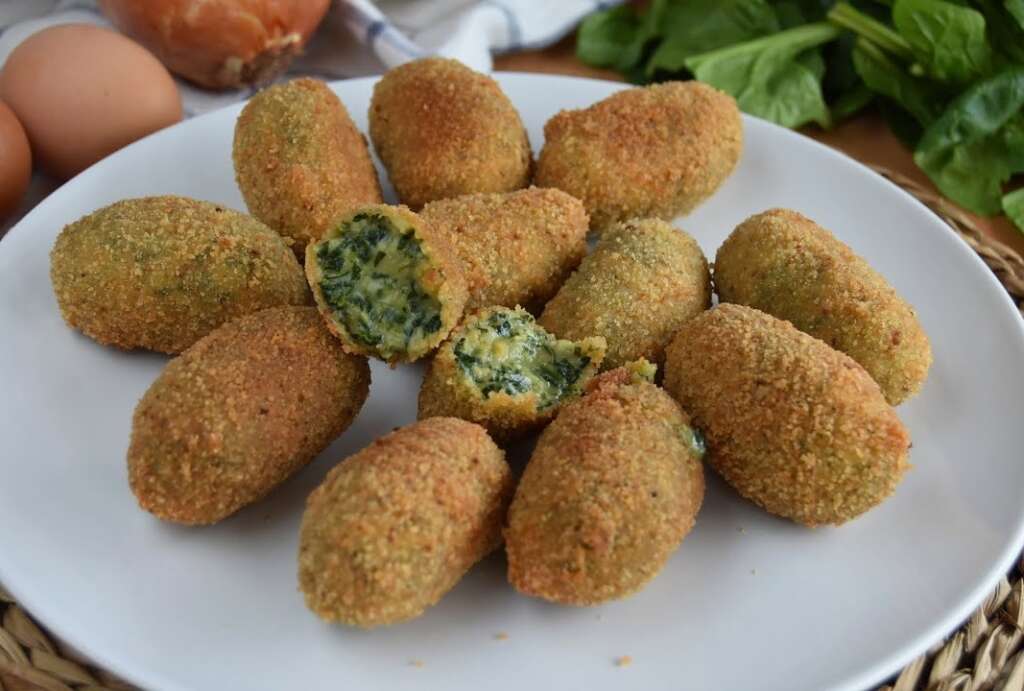 Un plato de croquetas rellenas de espinacas