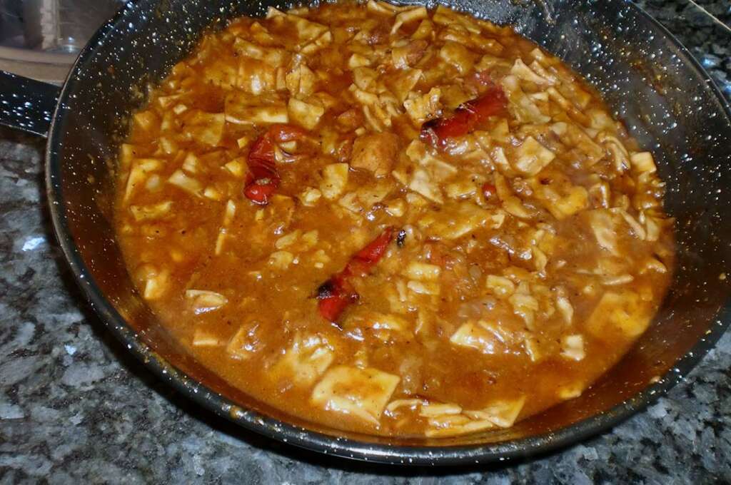 Una sartén con gazpacho manchego