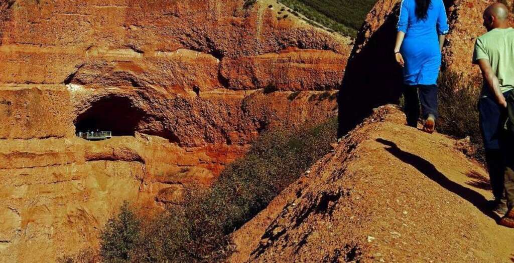 Dos senderistas en una de las rutas de Las Médulas en El Bierzo