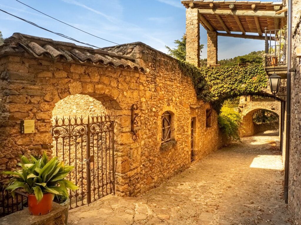Una de las calles empedradas de Mura