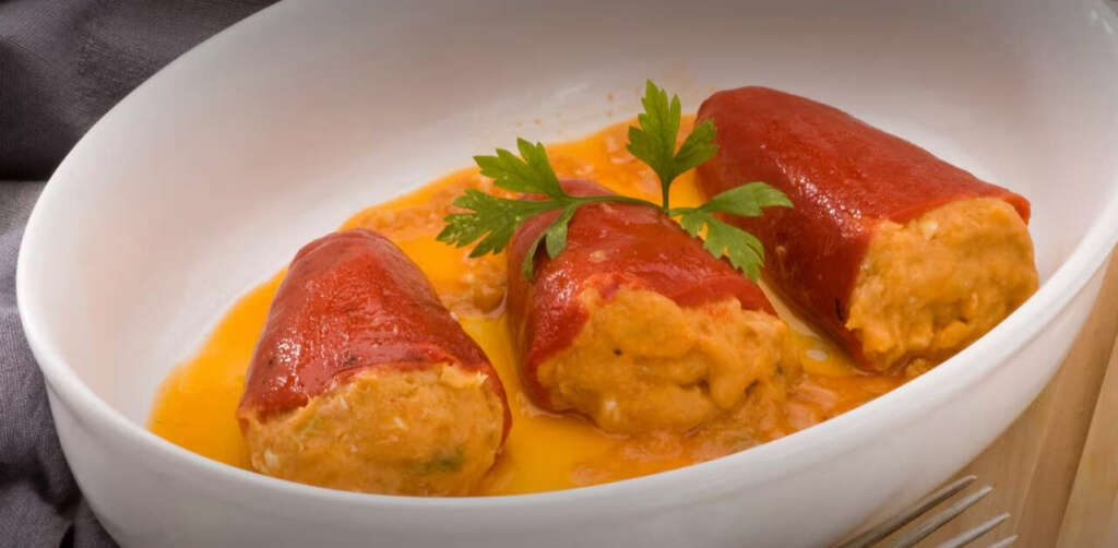 Un plato de pimientos del piquillo rellenos