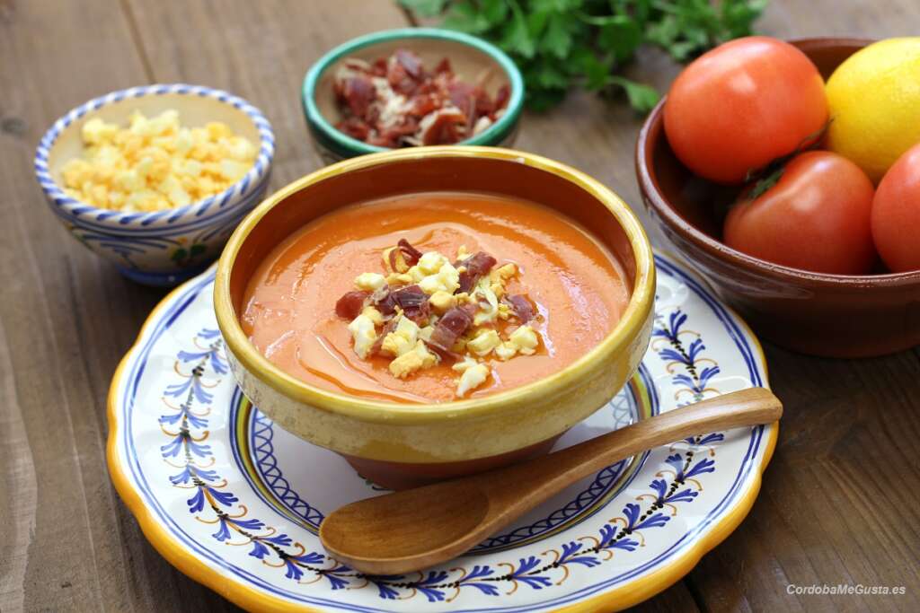 Un plato del salmorejo cordobés