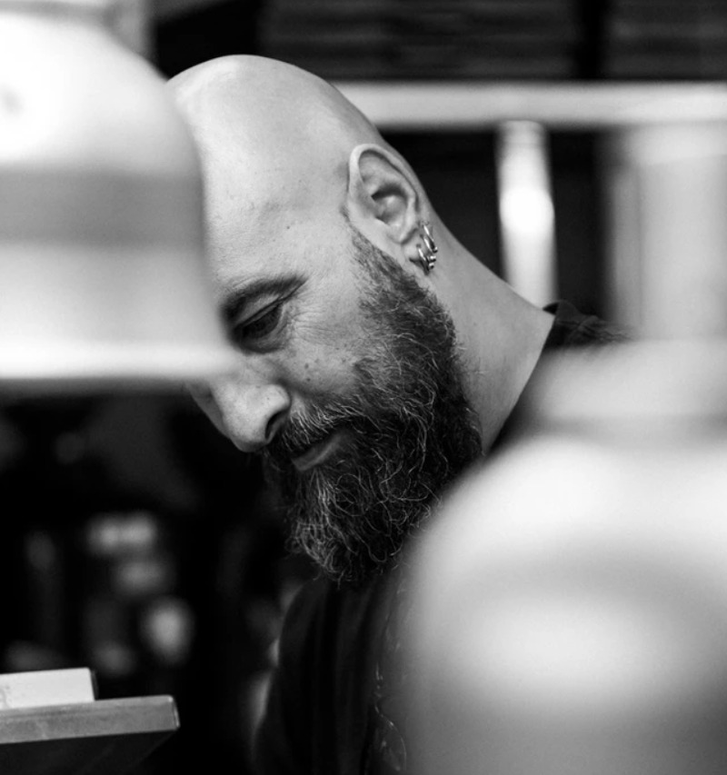 El chef Benito Gómez en el Bardal, uno de los mejores restaurantes para comer en Ronda