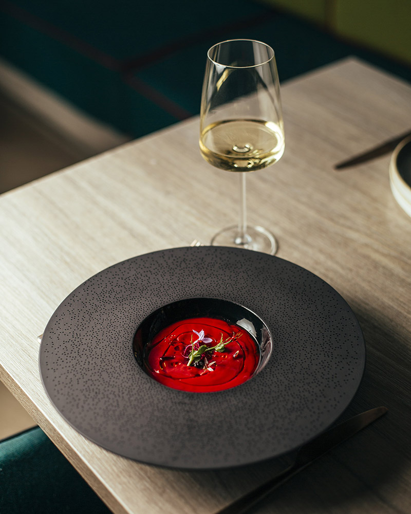 Gazpacho con remolachas escalibadas y frutos rojos de temporada