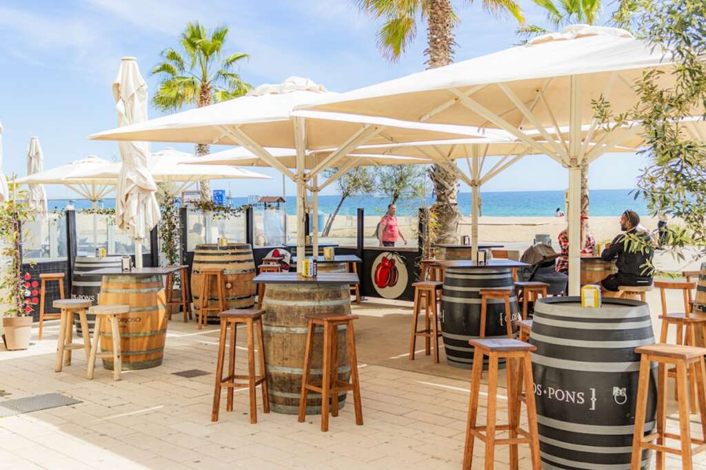 La terraza, sobre la costa de Badalona, es el sector favorito en el verano