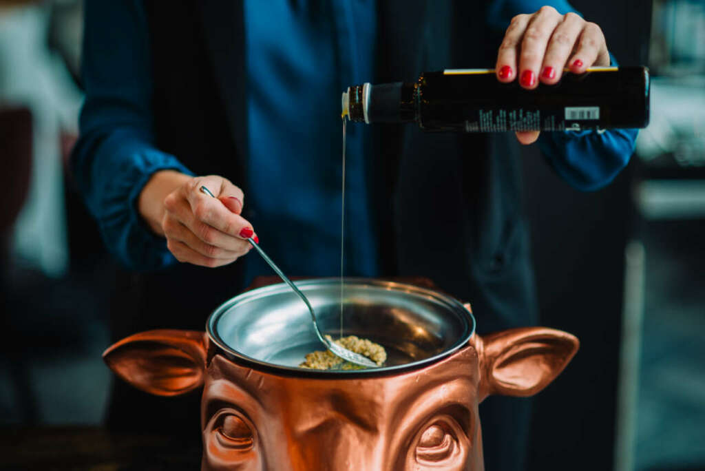 Preparando el steak tartar en la cabeza de vaca, un imprescindible en la visita