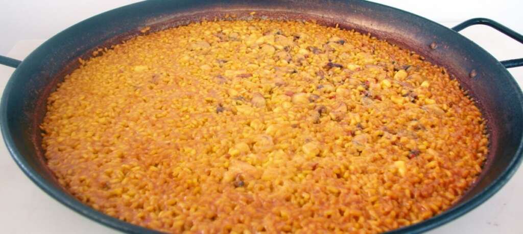 Una paellera de arroz a banda, una receta típica valenciana