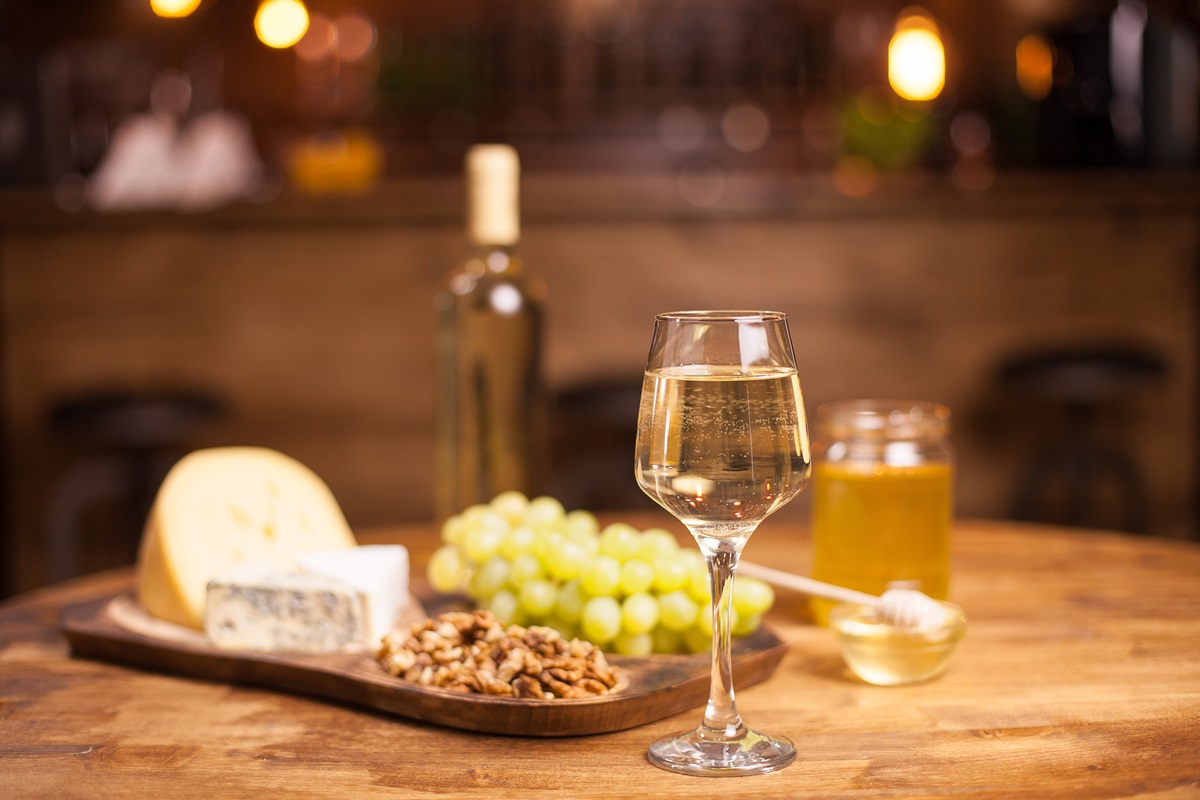 Una botella de albariño junto a un aperitivo