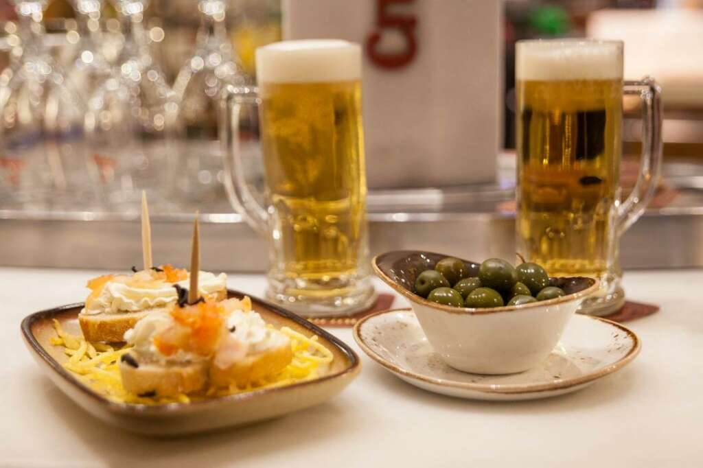 Unas cervezas y unas tapas de Gambrinus Cervecería en Benicasim