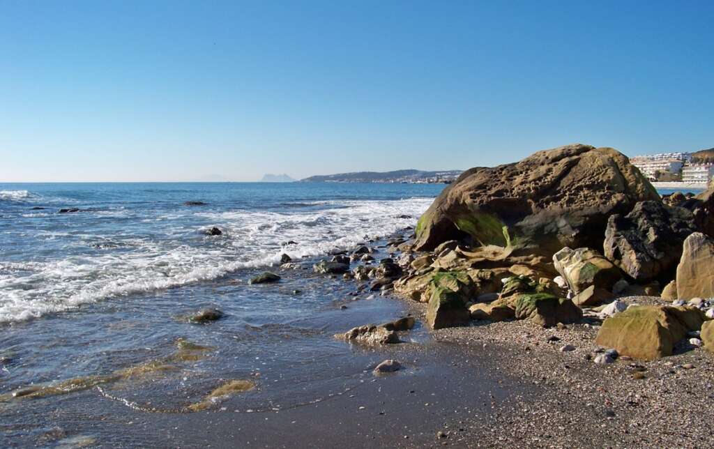 La playa de Bahía Dorada en Estepona