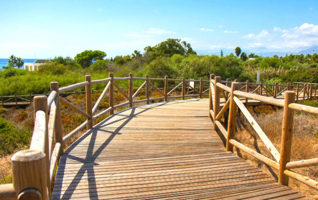 La playa de Cabopino en Marbella