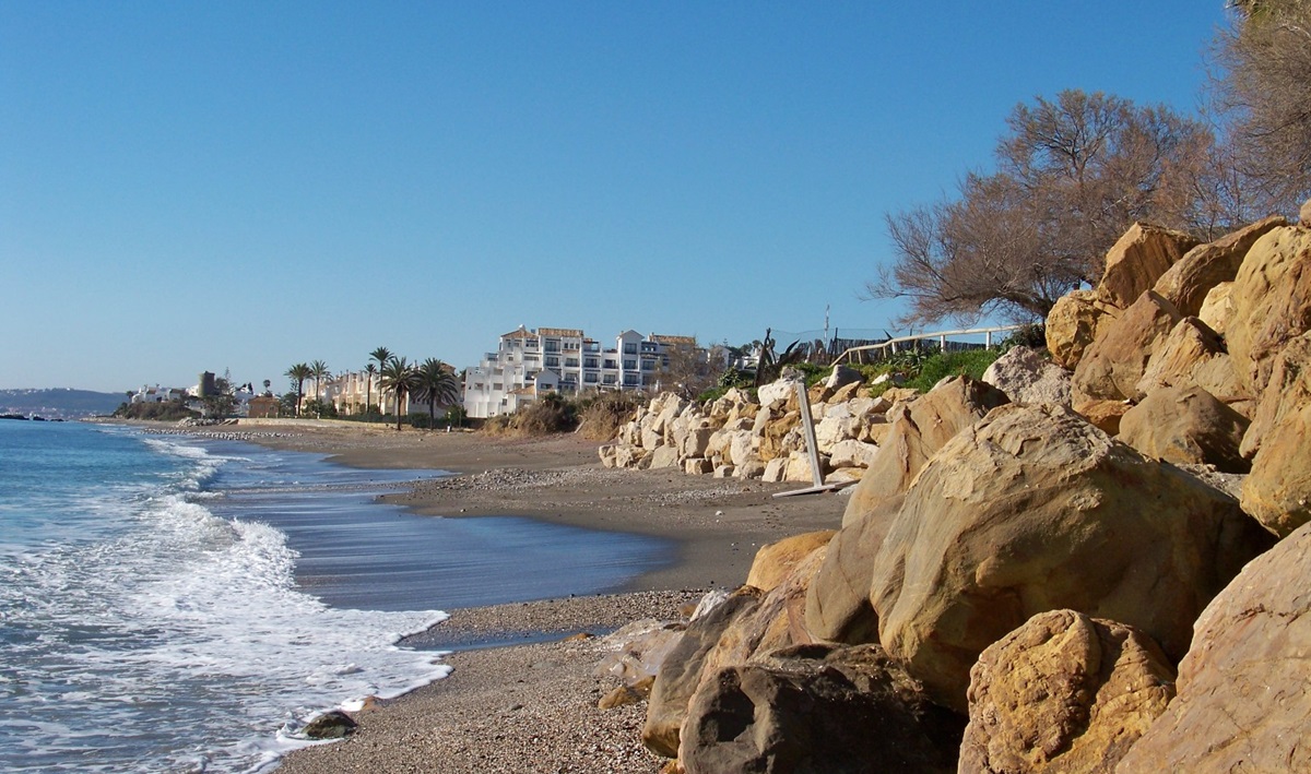 La playa de Costa Natura en Estepona