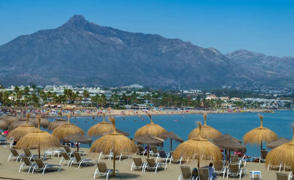 La playa de Puerto Banús, una de las mejores playas de Marbella