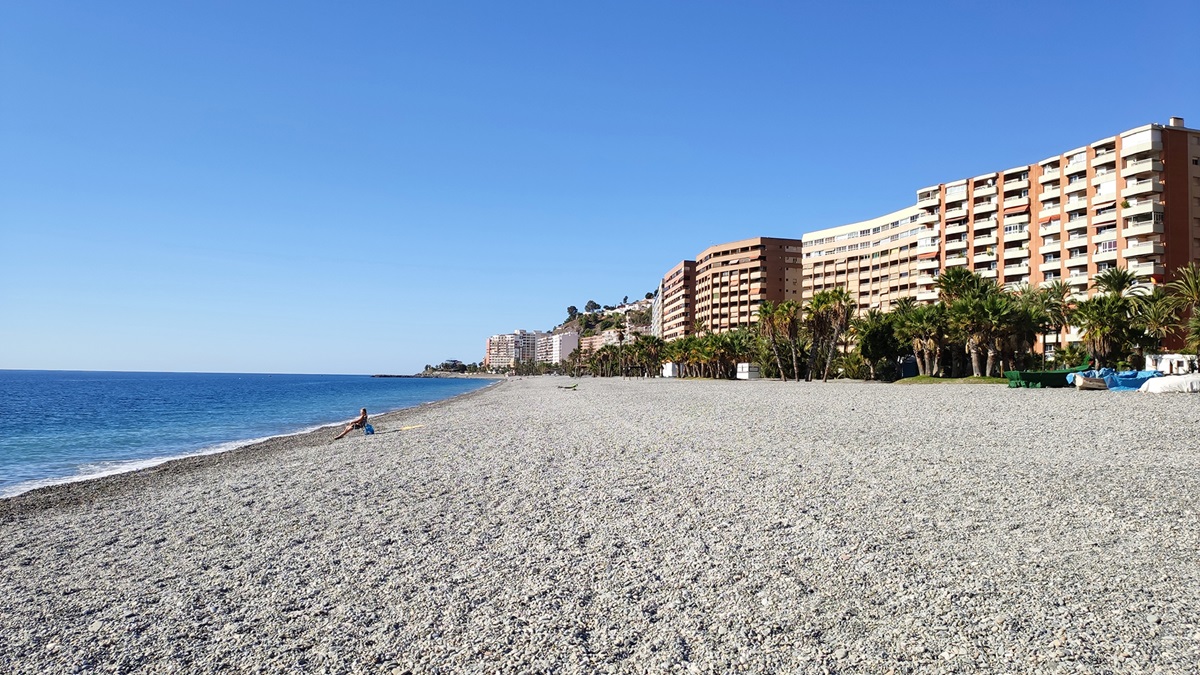 La playa de Velilla, una de las playas de Almuñécar más populares
