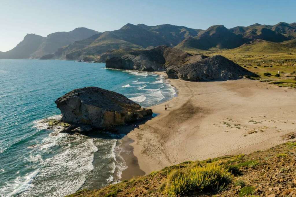La playa de Monsúl en Almería