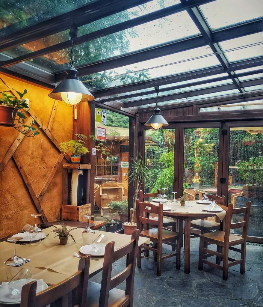 La terraza de La Soldreria de Potes