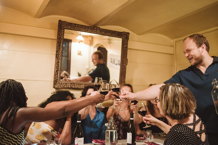 Una cata de vinos en el Barrio Gótico de Barcelona