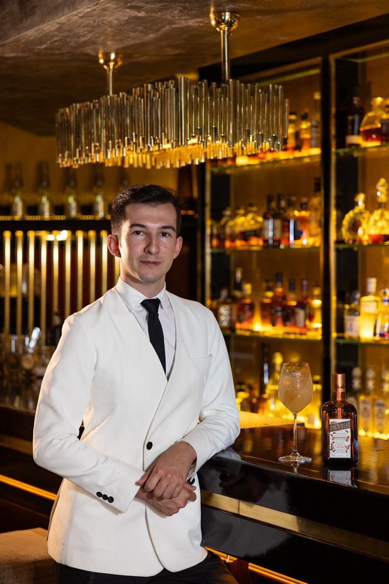 El bartender Pau González posa con su creación El Drac