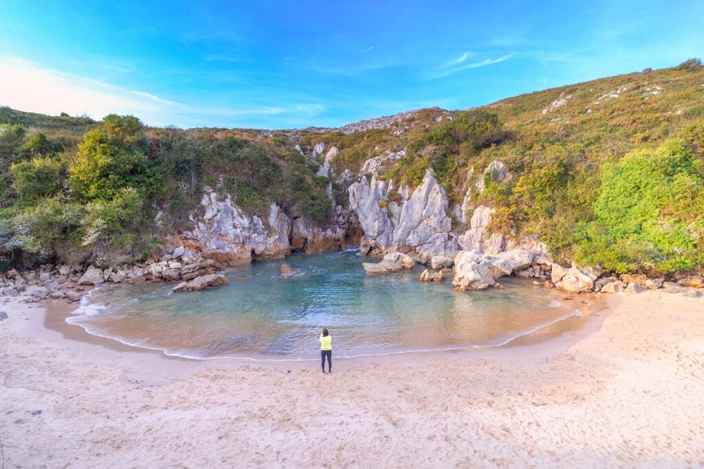 La playa de Gulpiyuri en Llanes, Asturias