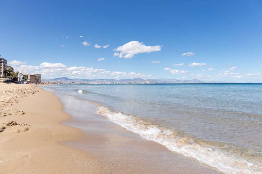La playa de Arenales del Sol en Elche