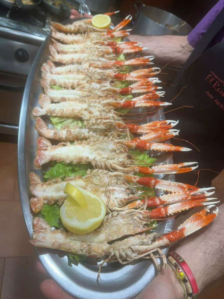 Un plato de cigalas a la plancha en El Restallu