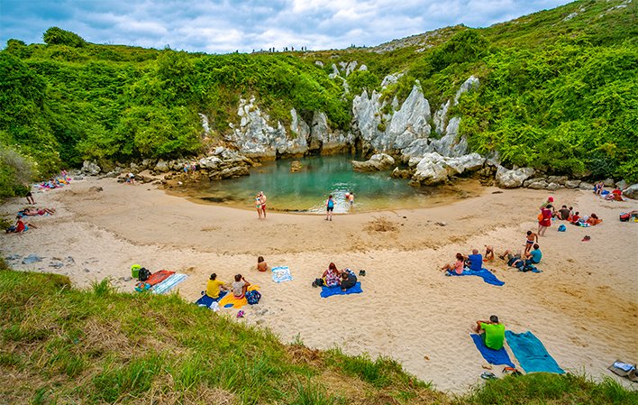 La playa asturiana de Gulpiyuri en Llanes, la más pequeña de España