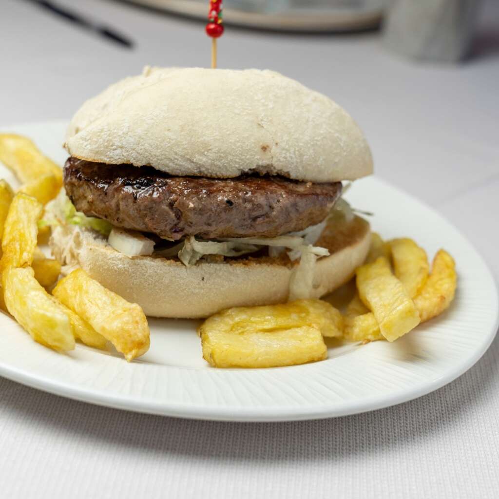 La hamburguesa de atún de Venta Pinto, un restaurante centenario de Cádiz