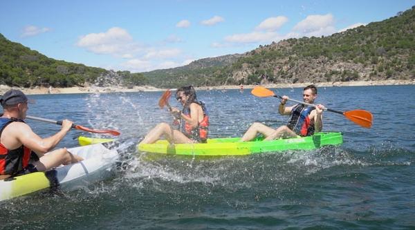 Kayak en el pantano de San Juan en Madrid