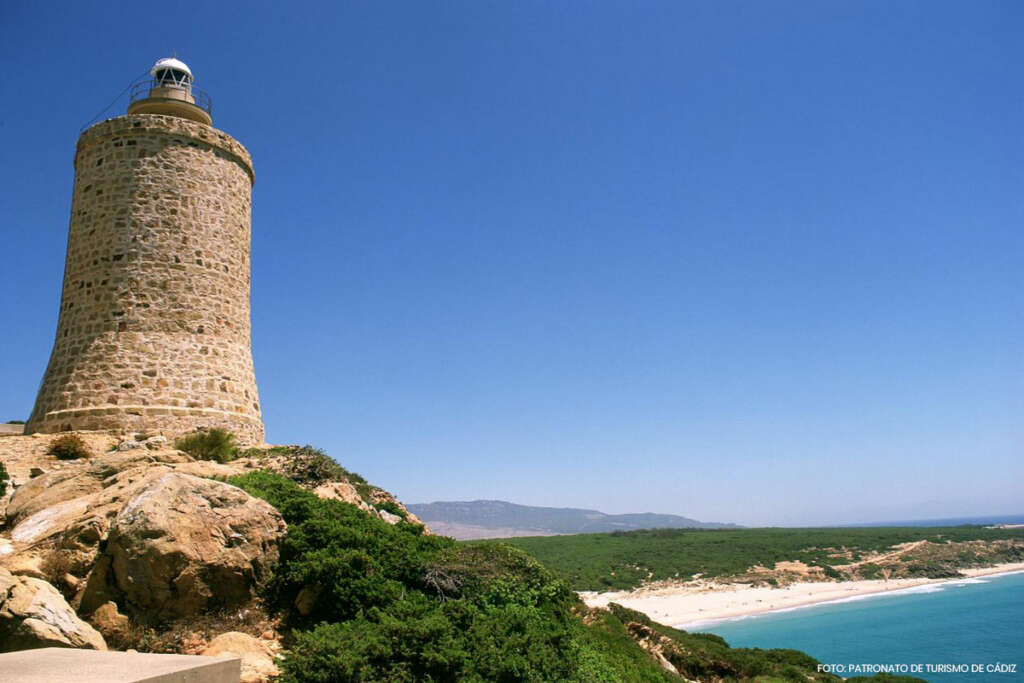 El faro de Camarinal en la playa de Los Alemanes