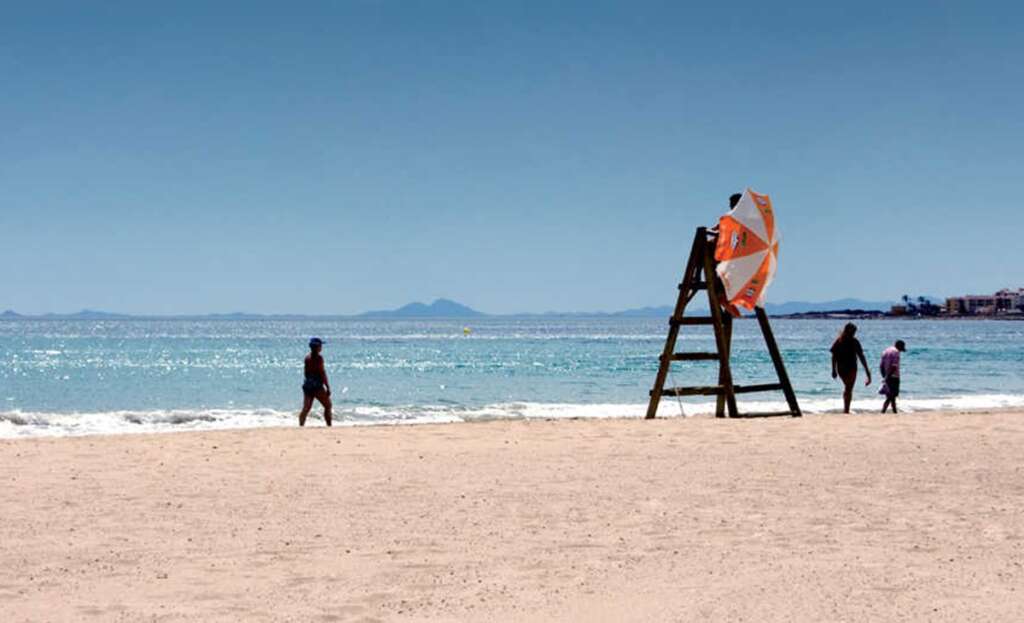 La playa de los Náufragos en Torrevieja