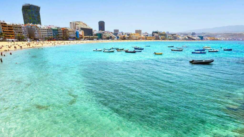 La Playa de Las Canteras, en Las Palmas de Gran Canaria, uno de los mejores destinos de Europa para invierno