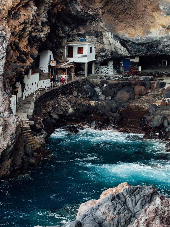 Escalera hacia el mar en Porís de Candelaria