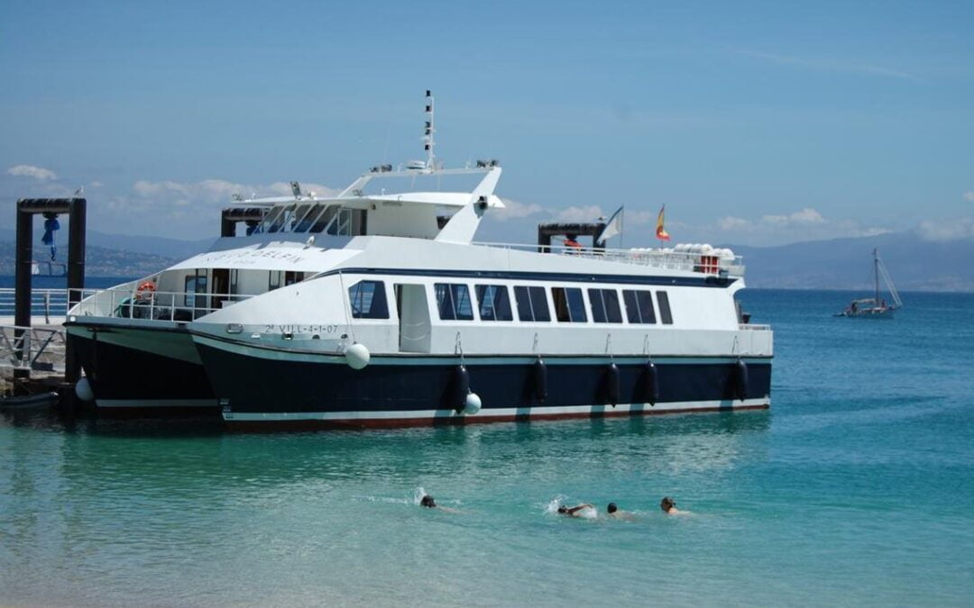 Uno de los ferrys que va a las Islas Cíes