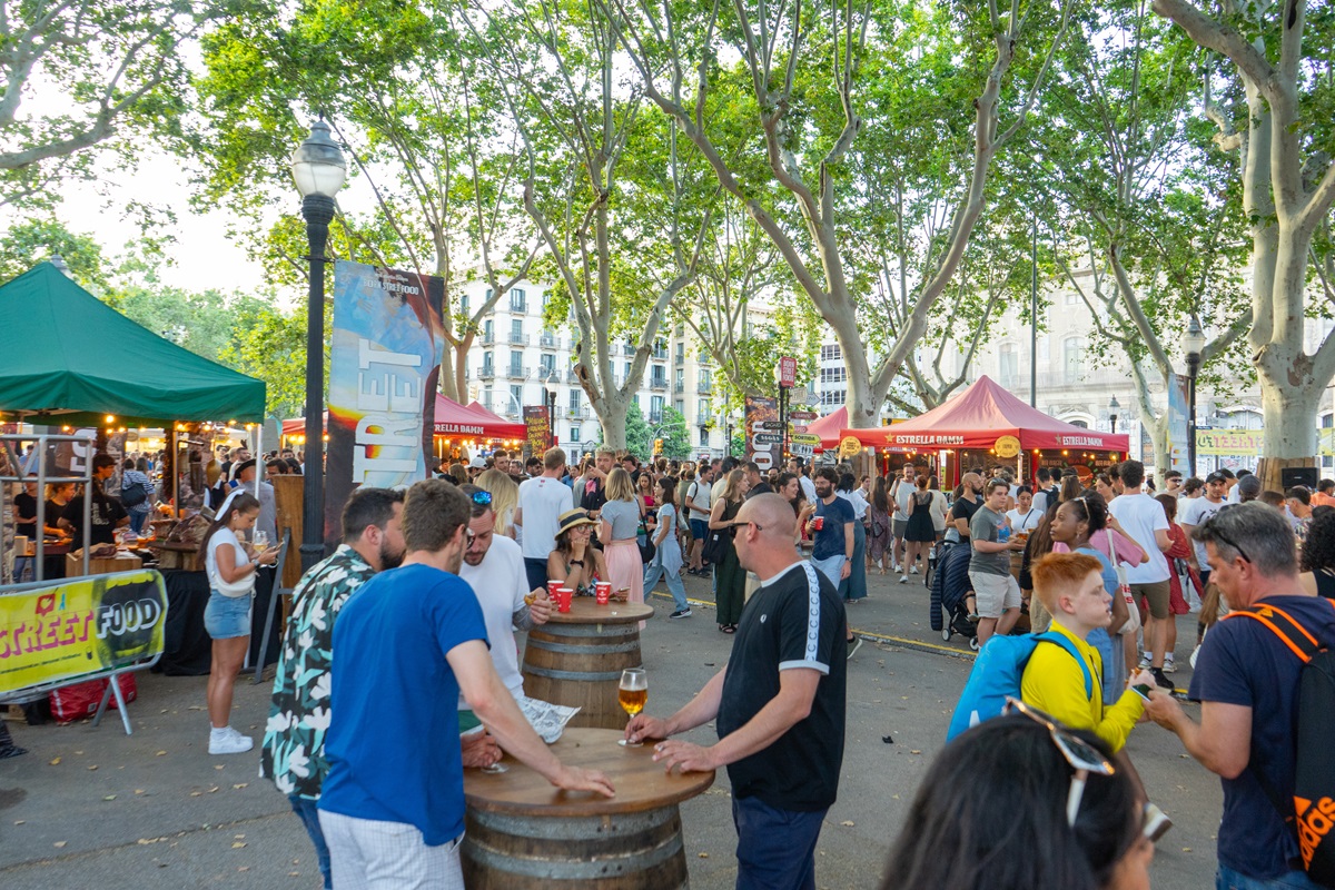 Gente en el festival Born Street Food en Barcelona