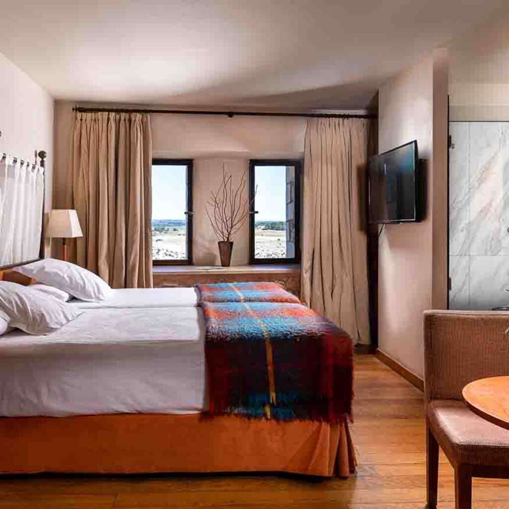 Una de las 14 habitaciones del Parador de Alarcón
