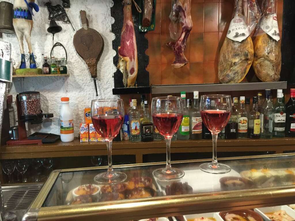 Unas copas de vino rosado en el Mesón Gredos