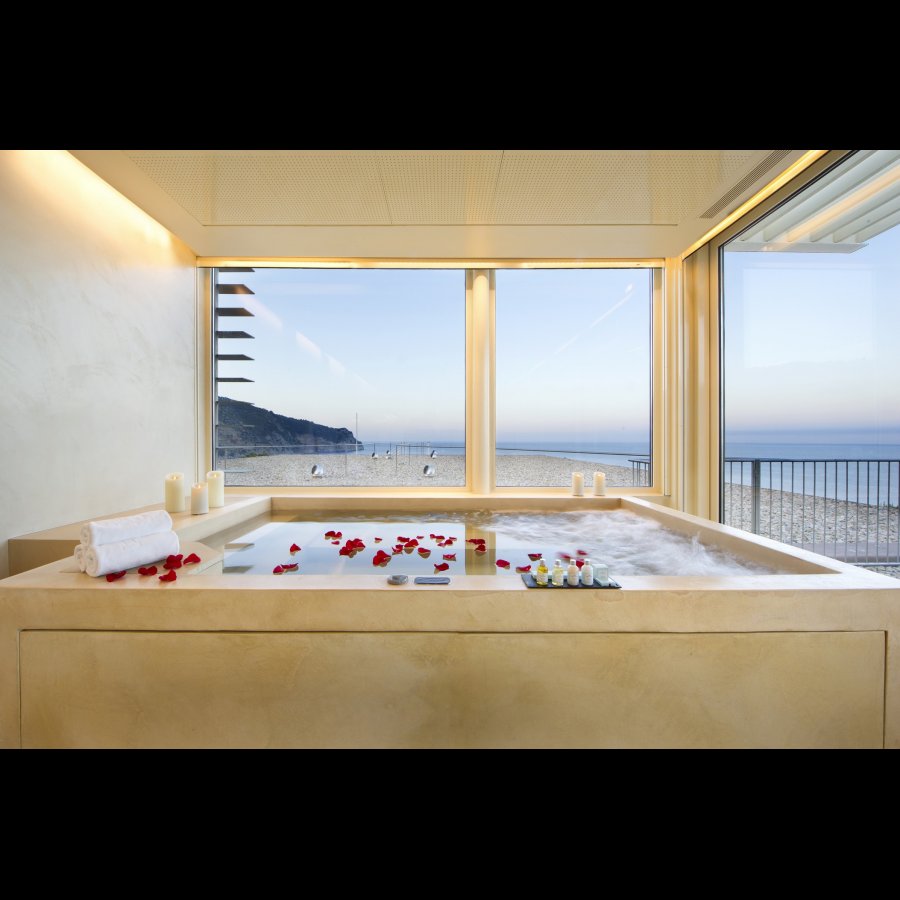 El jacuzzi de una de las habitaciones del parador