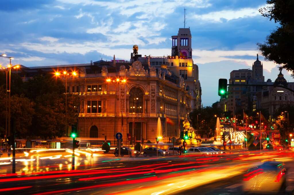 La plaza de Cibeles por la noche en Madrid