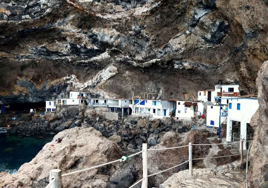 El pueblo de La Palma en una cueva volcánica
