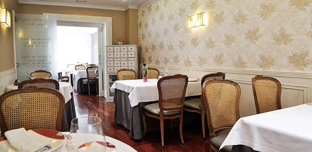 El interior del restaurante El Chalet