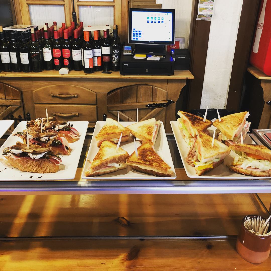 Algunas de las tapas de la Bodega La Casona, uno de los restaurantes en Cantabria